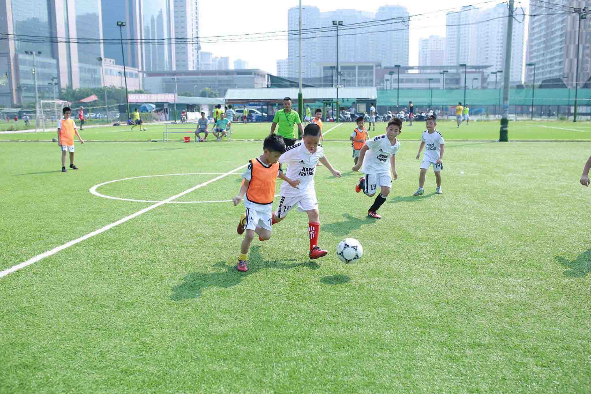 Dạy bóng đá cho trẻ em